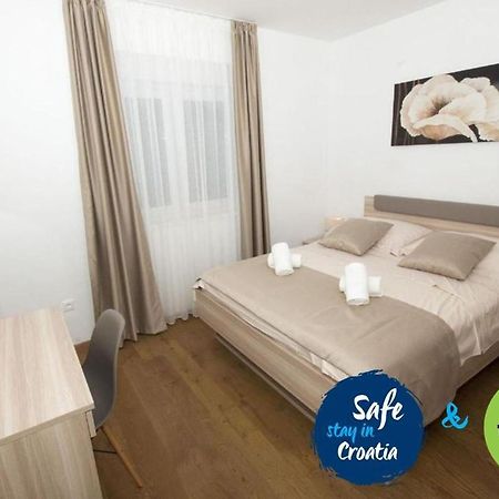 Lct Apartment Laura Omiš Exteriör bild