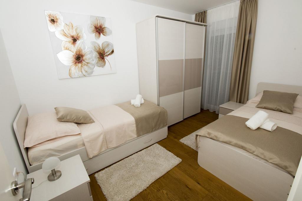 Lct Apartment Laura Omiš Exteriör bild