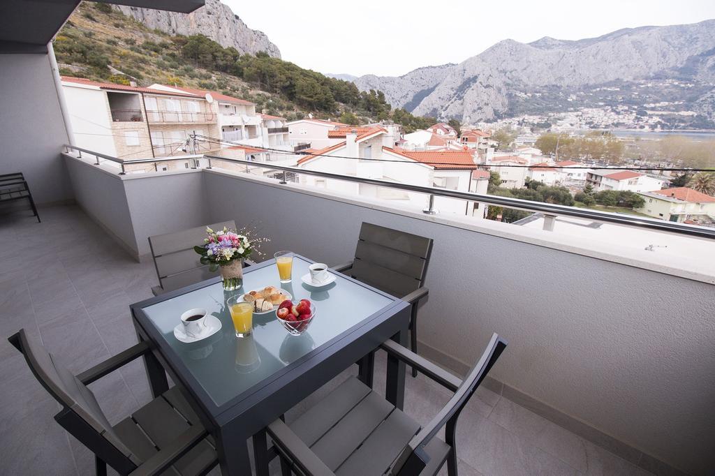 Lct Apartment Laura Omiš Exteriör bild