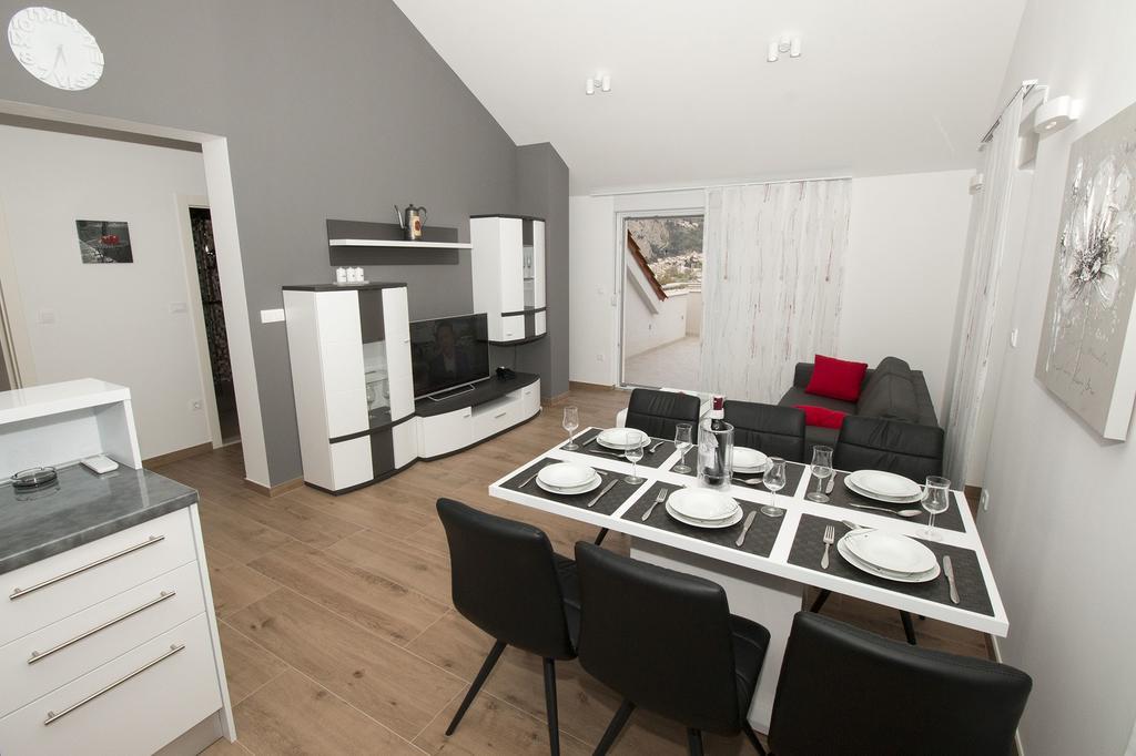 Lct Apartment Laura Omiš Exteriör bild