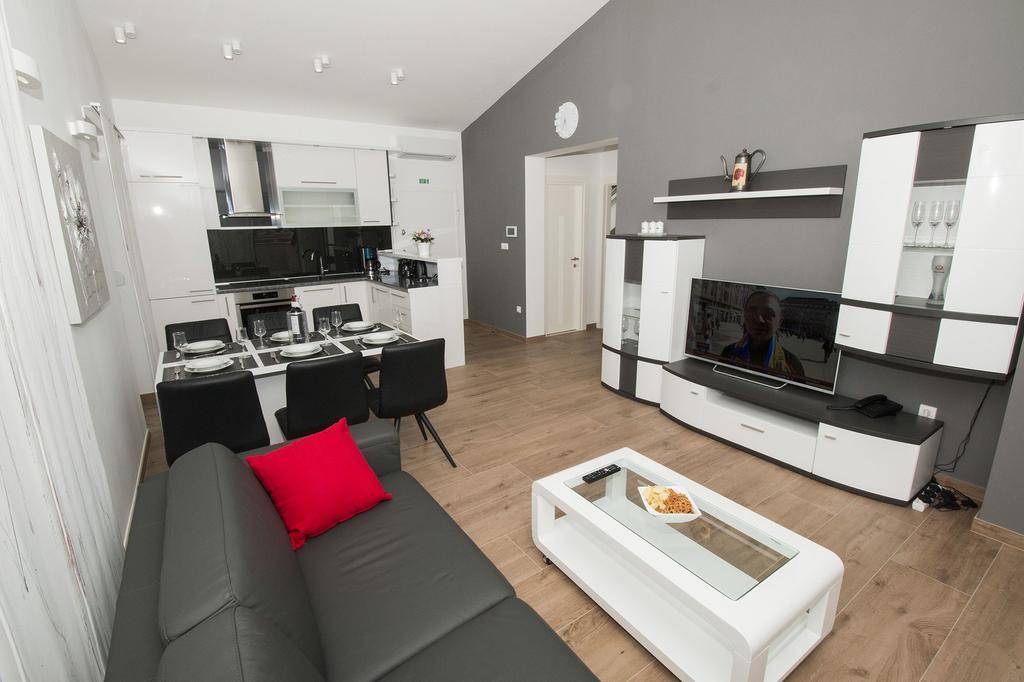 Lct Apartment Laura Omiš Exteriör bild